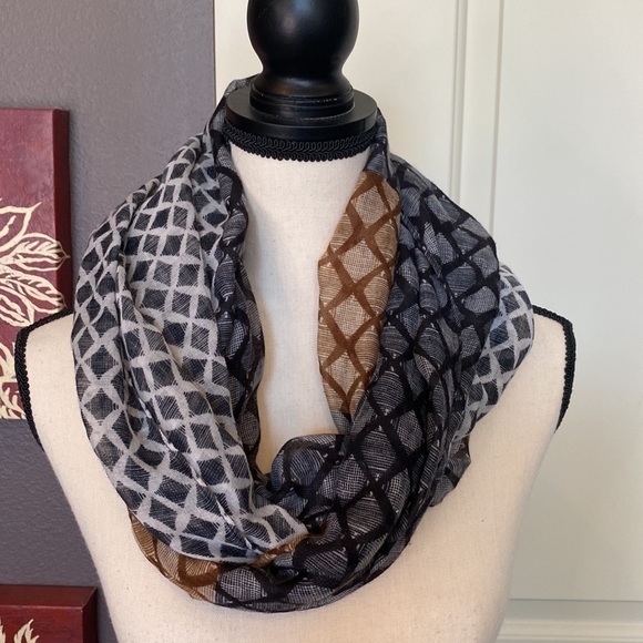 C Patterned Infinity Scarf - Picture 4 of 8